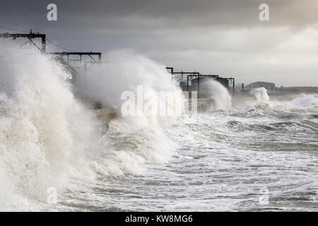 Saltcoats, Schottland, Großbritannien. 31. Dezember, 2017. Sturm Dylan zerschlug die Westküste von Schottland mit starkem Wind bis zu 80 km/h und 25 Meter hohe Wellen verursachen weit verbreiteten Störung mit Fähre und Bahn storniert Credit: Findlay/Alamy leben Nachrichten Stockfoto