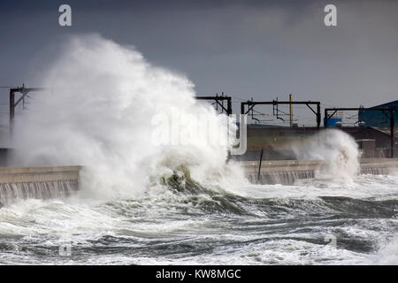 Saltcoats, Schottland, Großbritannien. 31. Dezember, 2017. Sturm Dylan zerschlug die Westküste von Schottland mit starkem Wind bis zu 80 km/h und 25 Meter hohe Wellen verursachen weit verbreiteten Störung mit Fähre und Bahn storniert Credit: Findlay/Alamy leben Nachrichten Stockfoto