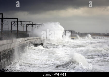 Saltcoats, Schottland, Großbritannien. 31. Dezember, 2017. Sturm Dylan zerschlug die Westküste von Schottland mit starkem Wind bis zu 80 km/h und 25 Meter hohe Wellen verursachen weit verbreiteten Störung mit Fähre und Bahn storniert Credit: Findlay/Alamy leben Nachrichten Stockfoto