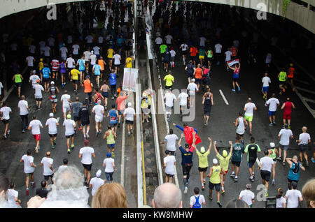 São Paulo, Brasilien, 31. Dezember 2017: Tausende von brasilianischen und internationalen Läufern in der 93. Ausgabe des São Silvestre internationalen Rennen teilnehmen, in der Avenida Paulista in Sao Paulo. Credit: Rogerio Cavalheiro/Alamy leben Nachrichten Stockfoto