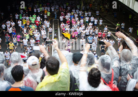 São Paulo, Brasilien, 31. Dezember 2017: Tausende von brasilianischen und internationalen Läufern in der 93. Ausgabe des São Silvestre internationalen Rennen teilnehmen, in der Avenida Paulista in Sao Paulo. Credit: Rogerio Cavalheiro/Alamy leben Nachrichten Stockfoto