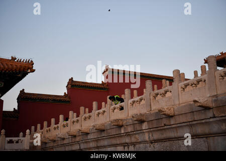 Peking, China. 31 Dez, 2017. Ein Mitarbeiter prüft vor der Halle im Palast Museum in Peking, der Hauptstadt von China, 31.12.2017. Im Jahr 2017 wurde der Palast Museum erhielt Insgesamt 16,699,538 Besuche. Credit: Jin Liangkuai/Xinhua/Alamy leben Nachrichten Stockfoto