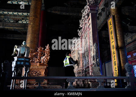 Peking, China. 31 Dez, 2017. Ein Mitarbeiter prüft in einer Halle im Palast Museum in Peking, der Hauptstadt von China, 31.12.2017. Im Jahr 2017 wurde der Palast Museum erhielt Insgesamt 16,699,538 Besuche. Credit: Jin Liangkuai/Xinhua/Alamy leben Nachrichten Stockfoto