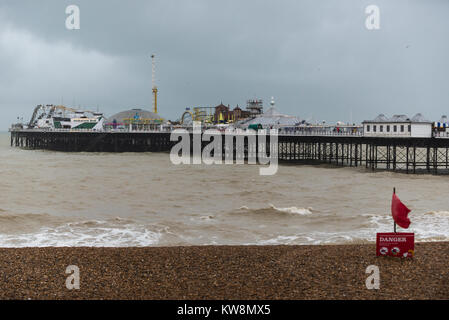 Brighton, East Sussex. 31. Dezember 2017. UK Wetter. Grauer Himmel, starker Wind, Wellen und Zeiträume der sintflutartigen Regenfälle in Brighton am letzten Tag der 2017. Credit: Francesca Moore/Alamy leben Nachrichten Stockfoto