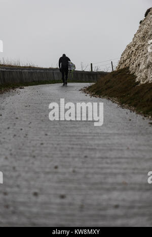 Brighton, East Sussex. 31. Dezember 2017. UK Wetter. Grauer Himmel, starker Wind, Wellen und Zeiträume der sintflutartigen Regenfälle in Brighton am letzten Tag der 2017. Credit: Francesca Moore/Alamy leben Nachrichten Stockfoto