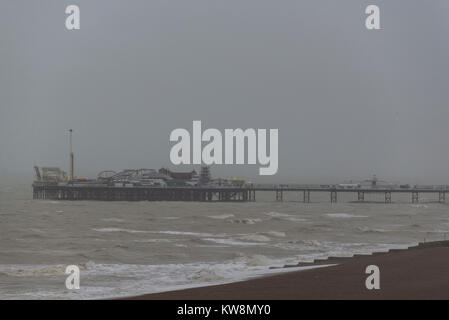 Brighton, East Sussex. 31. Dezember 2017. UK Wetter. Grauer Himmel, starker Wind, Wellen und Zeiträume der sintflutartigen Regenfälle in Brighton am letzten Tag der 2017. Credit: Francesca Moore/Alamy leben Nachrichten Stockfoto