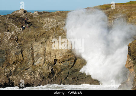 Newquay, Großbritannien. 31 Dez, 2017. Sturm Dylan fearless wave Watchers von Porth Insel. 31. Dezember 2017 Quelle: Robert Taylor/Alamy leben Nachrichten Stockfoto