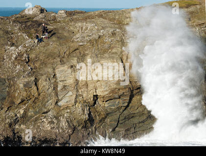 Newquay, Großbritannien. 31 Dez, 2017. Sturm Dylan fearless wave Watchers von Porth Insel. 31. Dezember 2017 Quelle: Robert Taylor/Alamy leben Nachrichten Stockfoto