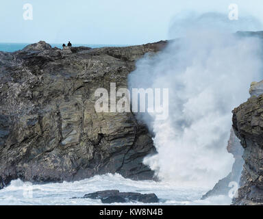Newquay, Großbritannien. 31 Dez, 2017. Sturm Dylan fearless wave Watchers von Porth Insel. 31. Dezember 2017 Quelle: Robert Taylor/Alamy leben Nachrichten Stockfoto
