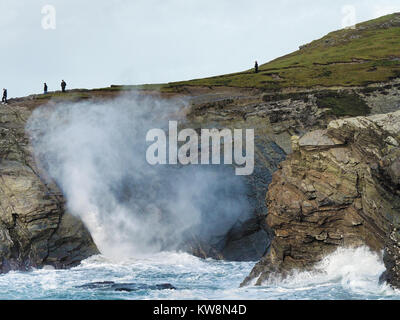 Newquay, Großbritannien. 31 Dez, 2017. Sturm Dylan fearless wave Watchers von Porth Insel. 31. Dezember 2017 Quelle: Robert Taylor/Alamy leben Nachrichten Stockfoto