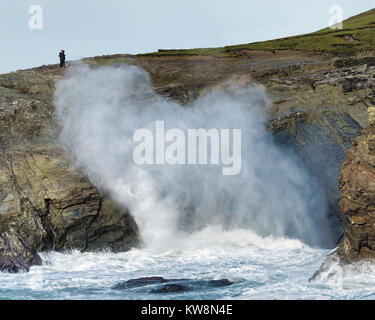 Newquay, Großbritannien. 31 Dez, 2017. Sturm Dylan fearless wave Watchers von Porth Insel. 31. Dezember 2017 Quelle: Robert Taylor/Alamy leben Nachrichten Stockfoto