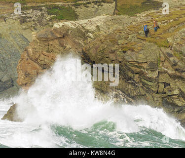 Newquay, Großbritannien. 31 Dez, 2017. Sturm Dylan fearless wave Watchers von Porth Insel. 31. Dezember 2017 Quelle: Robert Taylor/Alamy leben Nachrichten Stockfoto