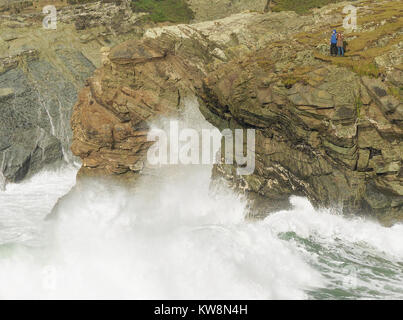 Newquay, Großbritannien. 31 Dez, 2017. Sturm Dylan fearless wave Watchers von Porth Insel. 31. Dezember 2017 Quelle: Robert Taylor/Alamy leben Nachrichten Stockfoto