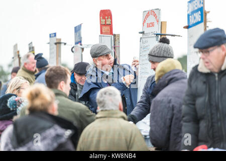 Cambridgeshire, Großbritannien. 31. Dezember, 2017. Cottenham, Cambridgeshire UK zum 31. Dezember 2017. Ein Buchmacher schreibt die Vorteile am Cambridgeshire Geländeläufer Hunt Club Punkt-zu-Punkt-Rennen. Die kleine, ländliche Pferderennbahn hält Eva Konferenz der traditionellen jedes Jahr wo Reiter in horse racing über Hürden auf der Jagd Pferde konkurrieren. Credit: Julian Eales/Alamy leben Nachrichten Stockfoto