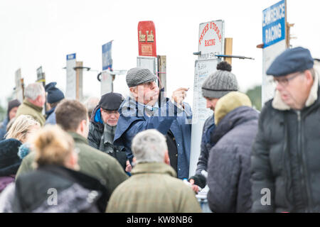 Cambridgeshire, Großbritannien. 31. Dezember, 2017. Cottenham, Cambridgeshire UK zum 31. Dezember 2017. Ein Buchmacher schreibt die Vorteile am Cambridgeshire Geländeläufer Hunt Club Punkt-zu-Punkt-Rennen. Die kleine, ländliche Pferderennbahn hält Eva Konferenz der traditionellen jedes Jahr wo Reiter in horse racing über Hürden auf der Jagd Pferde konkurrieren. Credit: Julian Eales/Alamy leben Nachrichten Stockfoto