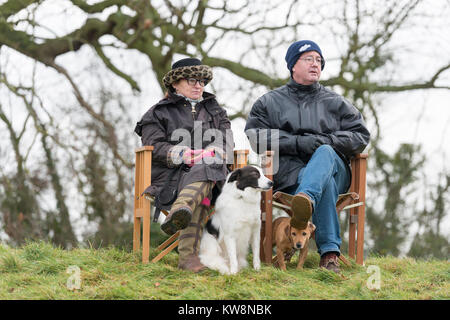 Cambridgeshire, Großbritannien. 31. Dezember, 2017. Cottenham, Cambridgeshire UK zum 31. Dezember 2017. Menschenmassen genießen Sie die cambridgeshire Geländeläufer Hunt Club Punkt-zu-Punkt-Rennen. Die kleine, ländliche Pferderennbahn hält Eva Konferenz der traditionellen jedes Jahr wo Reiter in horse racing über Hürden auf der Jagd Pferde konkurrieren. Credit: Julian Eales/Alamy leben Nachrichten Stockfoto