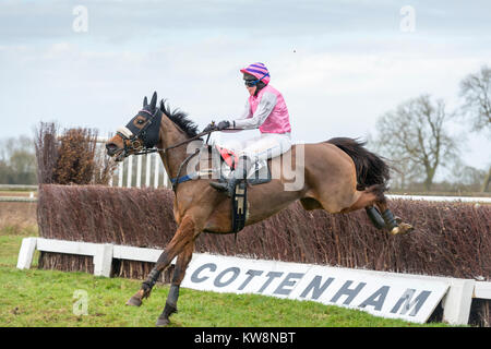 Cambridgeshire, Großbritannien. 31. Dezember, 2017. Cottenham, Cambridgeshire UK zum 31. Dezember 2017. Läufer und Reiter nehmen Teil an der Cambridgeshire Geländeläufer Hunt Club Punkt-zu-Punkt-Rennen. Die kleine, ländliche Pferderennbahn hält Eva Konferenz der traditionellen jedes Jahr wo Reiter in horse racing über Hürden auf der Jagd Pferde konkurrieren. Credit: Julian Eales/Alamy leben Nachrichten Stockfoto