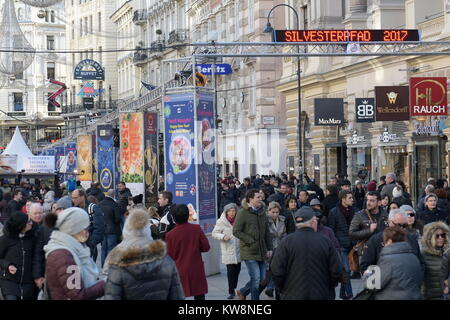 Wien, Österreich, 31. Dezember 2017. Am letzten Tag des Jahres können die Gäste ein attraktives Unterhaltungsprogramm auf elf Stufen und Positionen vom Nachmittag finden. 600.000 nationale und internationale Gäste werden von diesem lebendigen und attraktiven Angebot jedes Jahr verzaubert. Quelle: Franz Perc/Alamy leben Nachrichten Stockfoto