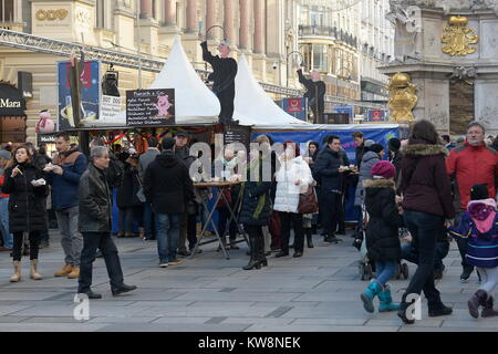 Wien, Österreich, 31. Dezember 2017. Am letzten Tag des Jahres können die Gäste ein attraktives Unterhaltungsprogramm auf elf Stufen und Positionen vom Nachmittag finden. 600.000 nationale und internationale Gäste werden von diesem lebendigen und attraktiven Angebot jedes Jahr verzaubert. Quelle: Franz Perc/Alamy leben Nachrichten Stockfoto