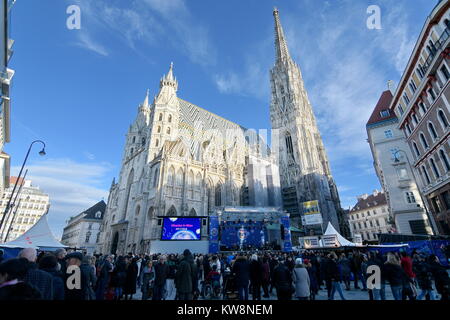 Wien, Österreich, 31. Dezember 2017. Am letzten Tag des Jahres können die Gäste ein attraktives Unterhaltungsprogramm auf elf Stufen und Positionen vom Nachmittag finden. 600.000 nationale und internationale Gäste werden von diesem lebendigen und attraktiven Angebot jedes Jahr verzaubert. Quelle: Franz Perc/Alamy leben Nachrichten Stockfoto