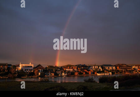 Lancing in der Nähe von Brighton, UK. 31 Dez, 2017. Einen schönen Regenbogen erscheint das alte Jahr über Widewater Lagune in Lancing in der Nähe von Brighton am späten Nachmittag nach einem Tag Regen an der Südküste von Großbritannien: Simon Dack/Alamy leben Nachrichten Stockfoto