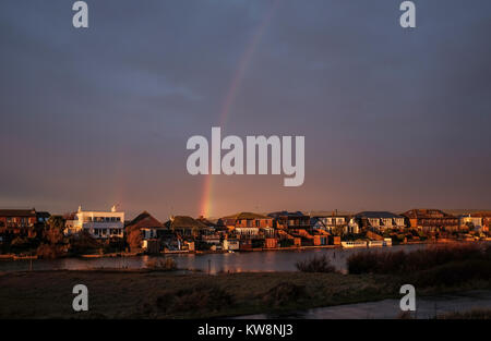 Lancing in der Nähe von Brighton, UK. 31 Dez, 2017. Einen schönen Regenbogen erscheint das alte Jahr über Widewater Lagune in Lancing in der Nähe von Brighton am späten Nachmittag nach einem Tag Regen an der Südküste von Großbritannien: Simon Dack/Alamy leben Nachrichten Stockfoto