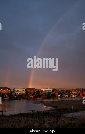 Lancing in der Nähe von Brighton, UK. 31 Dez, 2017. Einen schönen Regenbogen erscheint das alte Jahr über Widewater Lagune in Lancing in der Nähe von Brighton am späten Nachmittag nach einem Tag Regen an der Südküste von Großbritannien: Simon Dack/Alamy leben Nachrichten Stockfoto