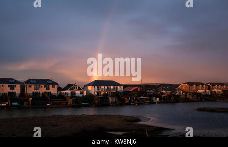 Lancing in der Nähe von Brighton, UK. 31 Dez, 2017. Einen schönen Regenbogen erscheint das alte Jahr über Widewater Lagune in Lancing in der Nähe von Brighton am späten Nachmittag nach einem Tag Regen an der Südküste von Großbritannien: Simon Dack/Alamy leben Nachrichten Stockfoto