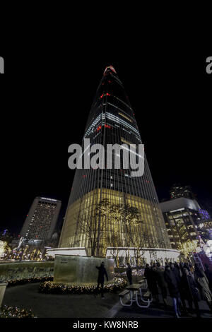 Seoul, Südkorea. 31 Dez, 2017. Dec 31, 2017 - Seoul, South Korea-Night Ansicht von Lotte World Tower, Ansicht von seokchon See in Seoul, Südkorea. Die Lotte World Tower, der 555 Meter hohe Wolkenkratzer, ist der fünfte höchste der Welt und feierten den bevorstehenden PyeongChang 2018 Olympics. Credit: Ryu Seung Il/ZUMA Draht/Alamy leben Nachrichten Stockfoto