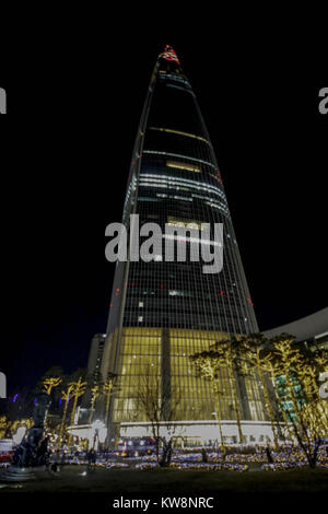 Seoul, Südkorea. 31 Dez, 2017. Dec 31, 2017 - Seoul, South Korea-Night Ansicht von Lotte World Tower, Ansicht von seokchon See in Seoul, Südkorea. Die Lotte World Tower, der 555 Meter hohe Wolkenkratzer, ist der fünfte höchste der Welt und feierten den bevorstehenden PyeongChang 2018 Olympics. Credit: Ryu Seung Il/ZUMA Draht/Alamy leben Nachrichten Stockfoto