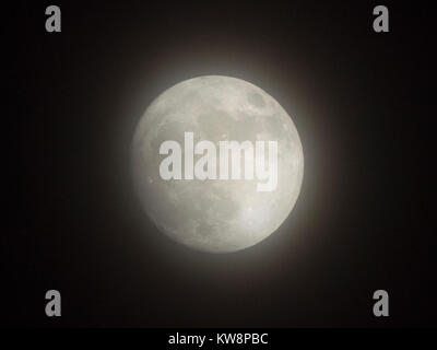 Sheerness, Kent, Großbritannien. 31 Dez, 2017. UK Wetter: Das waxing gibbous fast Vollmond als durch leichte Bewölkung gesehen. Credit: James Bell/Alamy leben Nachrichten Stockfoto