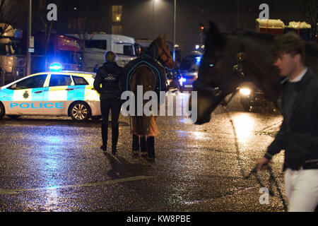 Liverpool, Großbritannien, 31. Dezember 2017. Großbrand bricht in ein mehrstöckiges Parkhaus neben der Echo Arena in Liverpool, wo die International Horse Show stattfand, tonights Veranstaltung hat seit als Feuerwehrmann, der Kampf gegen die Flammen unter Kontrolle zu bringen abgebrochen. Credit: Ken Biggs/Alamy Leben Nachrichten. Stockfoto