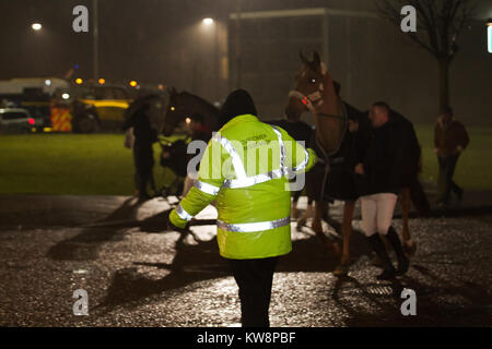 Liverpool, Großbritannien, 31. Dezember 2017. Großbrand bricht in ein mehrstöckiges Parkhaus neben der Echo Arena in Liverpool, wo die International Horse Show stattfand, tonights Veranstaltung hat seit als Feuerwehrmann, der Kampf gegen die Flammen unter Kontrolle zu bringen abgebrochen. Credit: Ken Biggs/Alamy Leben Nachrichten. Stockfoto