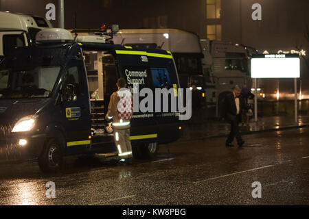 Liverpool, Großbritannien, 31. Dezember 2017. Großbrand bricht in ein mehrstöckiges Parkhaus neben der Echo Arena in Liverpool, wo die International Horse Show stattfand, tonights Veranstaltung hat seit als Feuerwehrmann, der Kampf gegen die Flammen unter Kontrolle zu bringen abgebrochen. Credit: Ken Biggs/Alamy Leben Nachrichten. Stockfoto