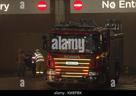 Liverpool, Großbritannien, 31. Dezember 2017. Großbrand bricht in ein mehrstöckiges Parkhaus neben der Echo Arena in Liverpool, wo die International Horse Show stattfand, tonights Veranstaltung hat seit als Feuerwehrmann, der Kampf gegen die Flammen unter Kontrolle zu bringen abgebrochen. Credit: Ken Biggs/Alamy Leben Nachrichten. Stockfoto