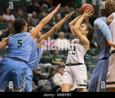 Tampa, Florida, USA. 31 Dez, 2017. Dezember 31, 2017 - Tampa, Florida, South Florida Point Guard LAIA FLORES schießt wie der Tulane Verteidigung Bausteine. Credit: Steven Muncie/ZUMA Draht/Alamy leben Nachrichten Stockfoto