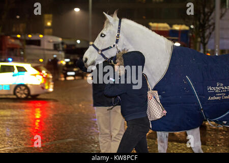 Liverpool, Großbritannien, 31. Dezember 2017. Großbrand bricht in ein mehrstöckiges Parkhaus neben der Echo Arena in Liverpool, wo die International Horse Show stattfand, tonights Veranstaltung hat seit als Feuerwehrmann, der Kampf gegen die Flammen unter Kontrolle zu bringen abgebrochen. Credit: Ken Biggs/Alamy Leben Nachrichten. Stockfoto