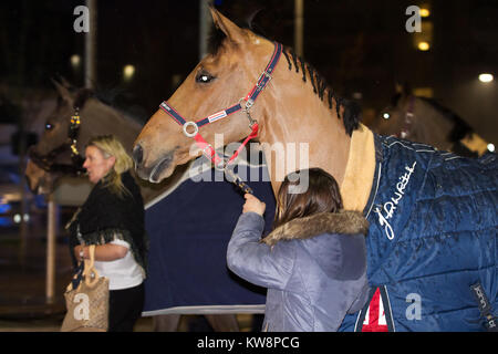 Liverpool, Großbritannien, 31. Dezember 2017. Großbrand bricht in ein mehrstöckiges Parkhaus neben der Echo Arena in Liverpool, wo die International Horse Show stattfand, tonights Veranstaltung hat seit als Feuerwehrmann, der Kampf gegen die Flammen unter Kontrolle zu bringen abgebrochen. Credit: Ken Biggs/Alamy Leben Nachrichten. Stockfoto