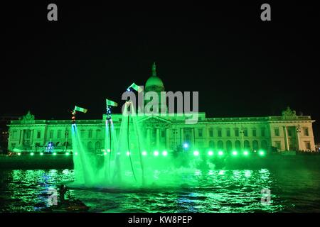 Dublin, Republik Irland. 31. Dezember 2017. Nachtschwärmer werden von Jet ski Künstler Flyboard Irland und eine spektakuläre Lichtshow auf dem Fluss Liffey außerhalb des Custom House als Teil von Dublins New Year's Festival, das von 30. Dezember bis 1. Januar läuft unterhalten. Foto: IAN HOMER/Alamy leben Nachrichten Stockfoto