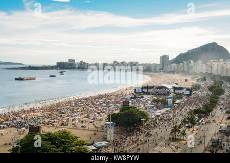 Rio de Janeiro, Brasilien - Dec 31, 2017: Luftaufnahme von Copacabana Strand als Partygänger warten für die ikonischen Feuerwerk. Eine Bühne ist bis auf den Strand gesetzt und wird live Performances Credit: Alexandre Rotenberg/Alamy leben Nachrichten Stockfoto