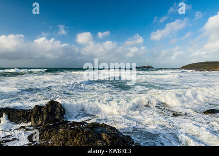 National Trust Land, Godrevy Leuchtturm und Strand, Cornwall, UK. UK Wetter: Sturm Dylan macht landafall auf der Nordküste von Cornwall Küste. 31/12/2017 Credit: James Pearce/Alamy leben Nachrichten Stockfoto