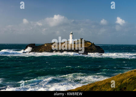 National Trust Land, Godrevy Leuchtturm und Strand, Cornwall, UK. UK Wetter: Sturm Dylan macht landafall auf der Nordküste von Cornwall Küste. 31/12/2017 Credit: James Pearce/Alamy leben Nachrichten Stockfoto