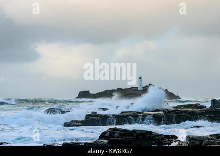 National Trust Land, Godrevy Leuchtturm und Strand, Cornwall, UK. UK Wetter: Sturm Dylan macht landafall auf der Nordküste von Cornwall Küste. 31/12/2017 Credit: James Pearce/Alamy leben Nachrichten Stockfoto