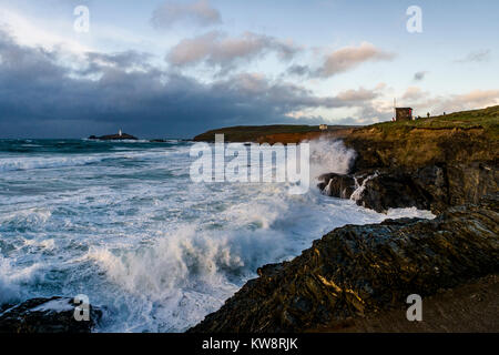 National Trust Land, Godrevy Leuchtturm und Strand, Cornwall, UK. UK Wetter: Sturm Dylan macht landafall auf der Nordküste von Cornwall Küste. 31/12/2017 Credit: James Pearce/Alamy leben Nachrichten Stockfoto