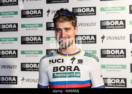 Schiltach, Deutschland. 7 Dez, 2017. Sperrung ZEITRAUM VOM 1. JANUAR 2018 - Peter Sagan stellt während der offiziellen BORA - Hansgrohe Team und Jersey Präsentation 2018 in Schiltach, Deutschland, 7. Dezember 2017. Quelle: Patrick Seeger/dpa/Alamy leben Nachrichten Stockfoto