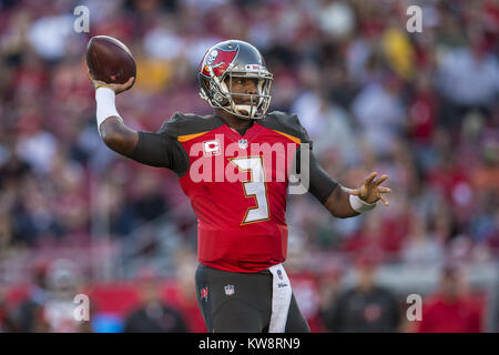 Tampa, Florida. 31 Dez, 2017. Dezember 31, 2017 - Tampa Bay Buccaneers quarterback Jameis Winston (3) zurück, während das Spiel gegen die New Orleans Saints bei Raymond James Stadion am Sonntag, den 31. Dezember in Tampa, Florida 2017 zu übergeben. Credit: Travis Pendergrass/ZUMA Draht/Alamy leben Nachrichten Stockfoto