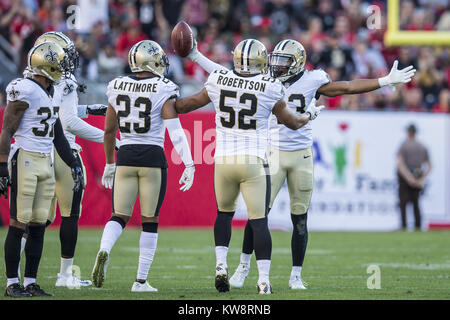 Tampa, Florida. 31 Dez, 2017. Dezember 31, 2017 - New Orleans Saints freie Sicherheit Marcus Williams (43) feiert nach einer Interception im zweiten Quartal gegen die Tampa Bay Buccaneers bei Raymond James Stadion am Sonntag, den 31. Dezember in Tampa, Florida 2017. Credit: Travis Pendergrass/ZUMA Draht/Alamy leben Nachrichten Stockfoto