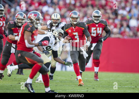 Tampa, Florida. 31 Dez, 2017. Dezember 31, 2017 - Tampa Bay Buccaneers quarterback Jameis Winston (3) trägt die Kugel für einen ersten nach unten gegen die New Orleans Saints bei Raymond James Stadion am Sonntag, den 31. Dezember in Tampa, Florida 2017. Credit: Travis Pendergrass/ZUMA Draht/Alamy leben Nachrichten Stockfoto