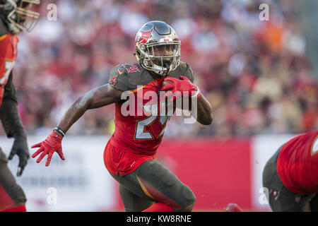 Tampa, Florida. 31 Dez, 2017. Dezember 31, 2017 - Tampa Bay Buccaneers zurück laufen Peyton Friseur (25) trägt die Kugel für einen ersten nach unten gegen die New Orleans Saints bei Raymond James Stadion am Sonntag, den 31. Dezember in Tampa, Florida 2017. Credit: Travis Pendergrass/ZUMA Draht/Alamy leben Nachrichten Stockfoto