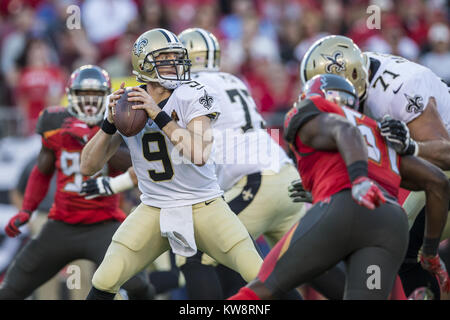 Tampa, Florida. 31 Dez, 2017. Dezember 31, 2017 - New Orleans Saints Quarterback Drew Brees (9) Tropfen gegen die Tampa Bay Buccaneers bei Raymond James Stadion am Sonntag, den 31. Dezember in Tampa, Florida 2017 zu übergeben. Credit: Travis Pendergrass/ZUMA Draht/Alamy leben Nachrichten Stockfoto